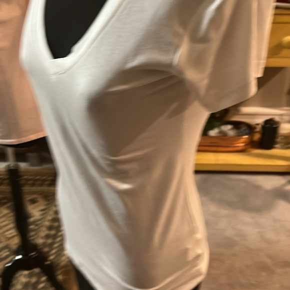 Small white V-neck polyester, cotton rayon blouse - Picture 2 of 4